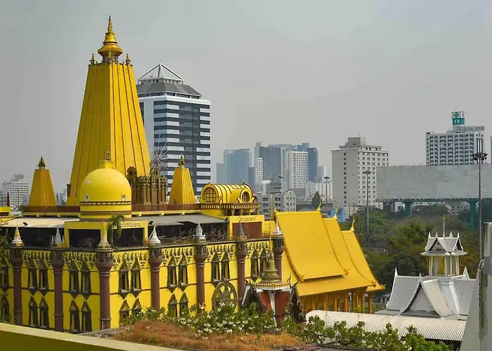 Petch Tower Ekkamai